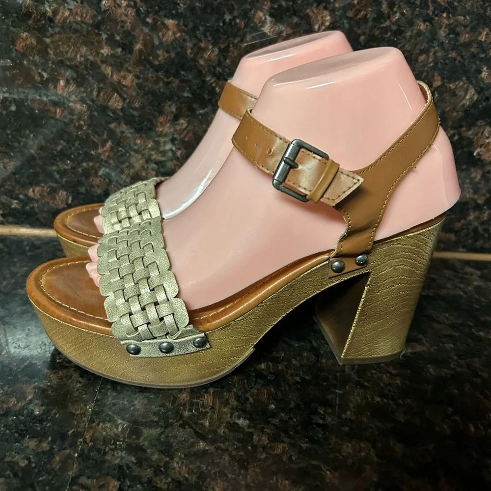 indigo rd. Daft Wooden Platform Heels 7.5